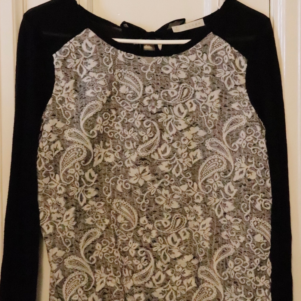 ⭐️LAST CHANCE!!⭐️Hinge sweater w/ lace detail